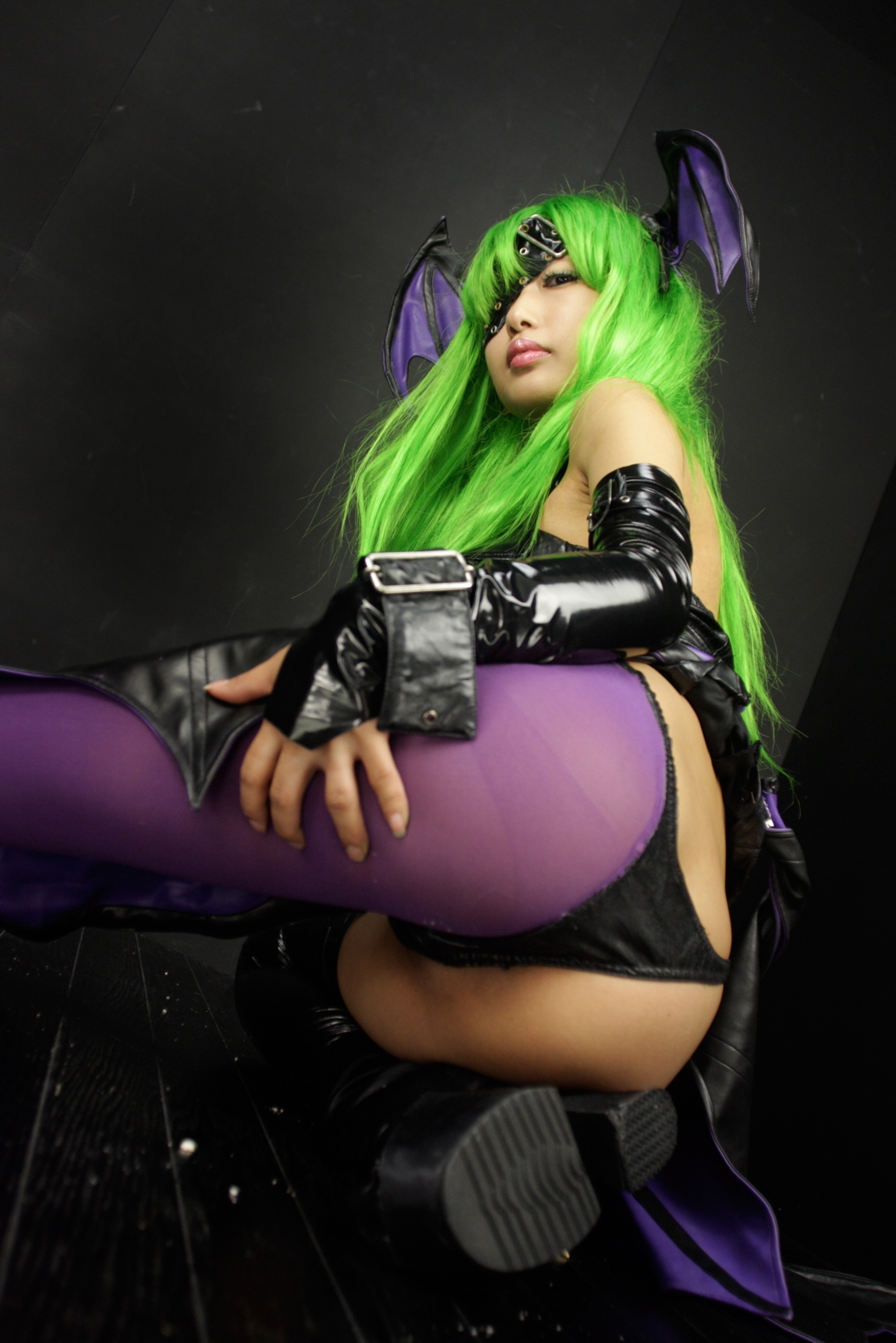 [Cosplay]  Darkstalkers  Morrigan with great body in latex